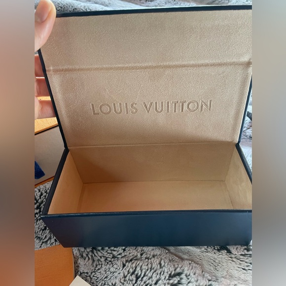 Authentic Louis Vuitton Flower Edge Round Sunglasses - Picture 13 of 14